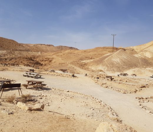 תמונה של חניון לילה גן לאומי מצדה מערב: מחנה מצדה - למטייל בישראל (טיולי)